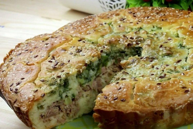 Pastel vertido con pescado enlatado y queso