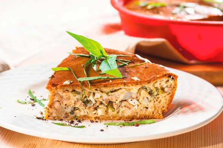 Pastel vertido con pescado enlatado y hierbas