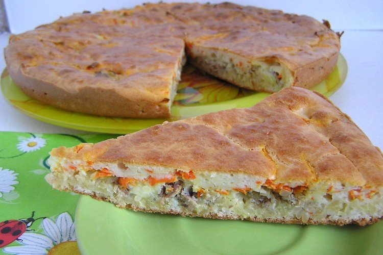 Pastel vertido con pescado enlatado y verduras