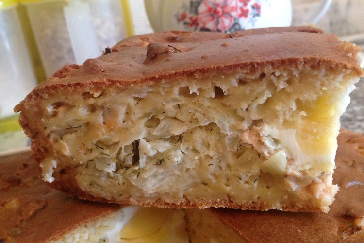Pastel vertido con col y pescado enlatado