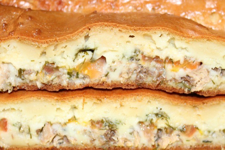 Pastel vertido con pescado enlatado y tomates