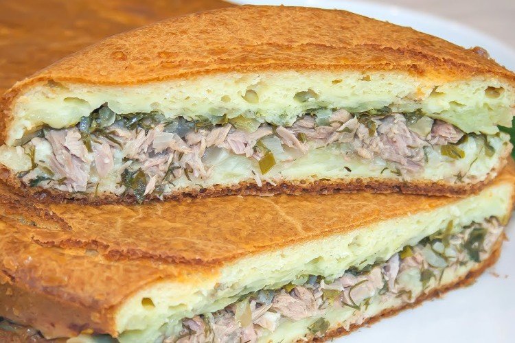 Pastel vertido con pescado enlatado y mayonesa