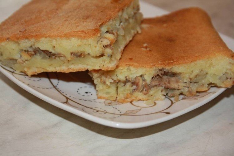 Pastel vertido con pescado enlatado y crema agria