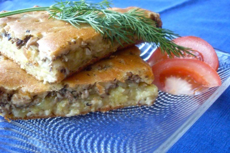 Pastel vertido con pescado enlatado en sartén