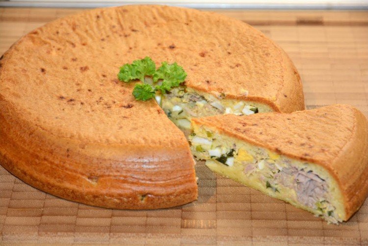 Pastel vertido con pescado enlatado en olla de cocción lenta