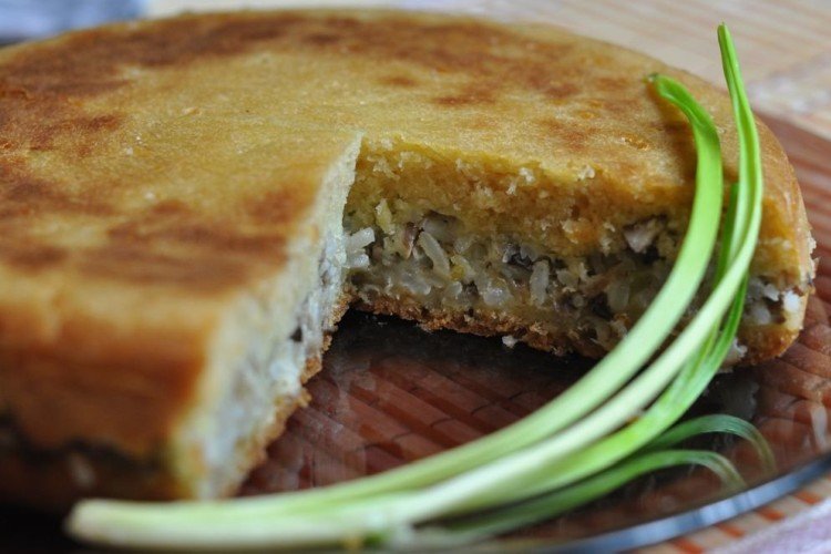Pastel vertido con arroz y pescado enlatado