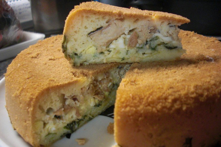 Pastel vertido con pescado enlatado y huevos