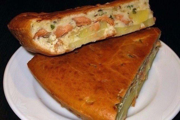 Pastel vertido con patatas y pescado enlatado