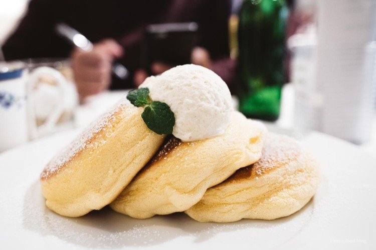 Japanische Pfannkuchen mit Banane