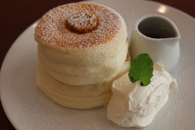 Japanische Pfannkuchen in der Pfanne mit Wasser