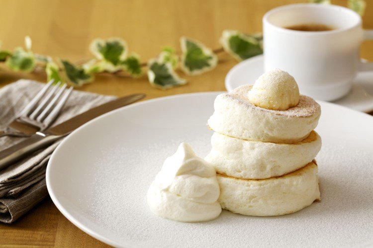 Japanische Pfannkuchen mit geschlagenem Eiweiß
