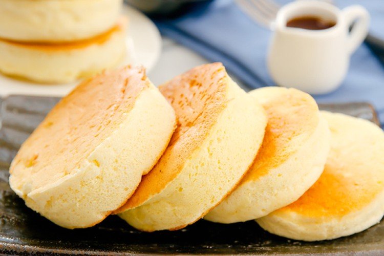 Japanische Pfannkuchen mit Milch