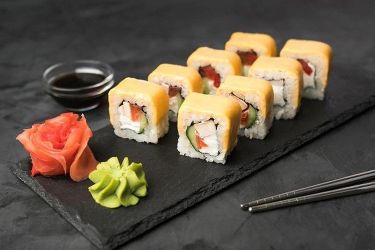 Philadelphia Rolls mit Krabbenstäbchen und Käse