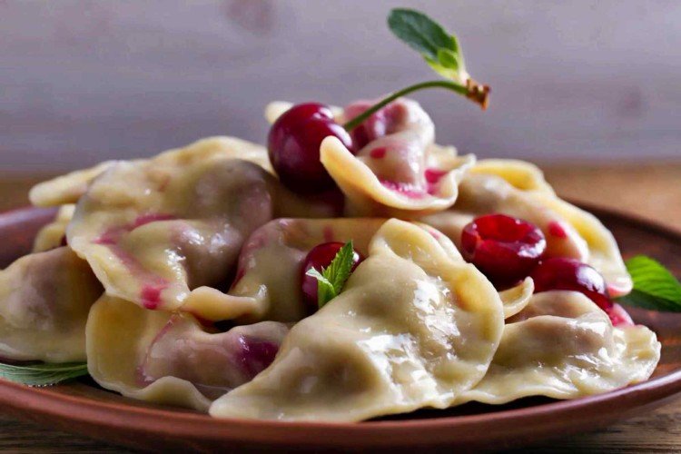 Vareniki mit Quark und Kirschen