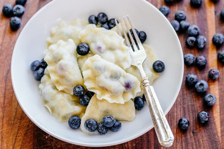 Vareniki mit Quark und Heidelbeeren