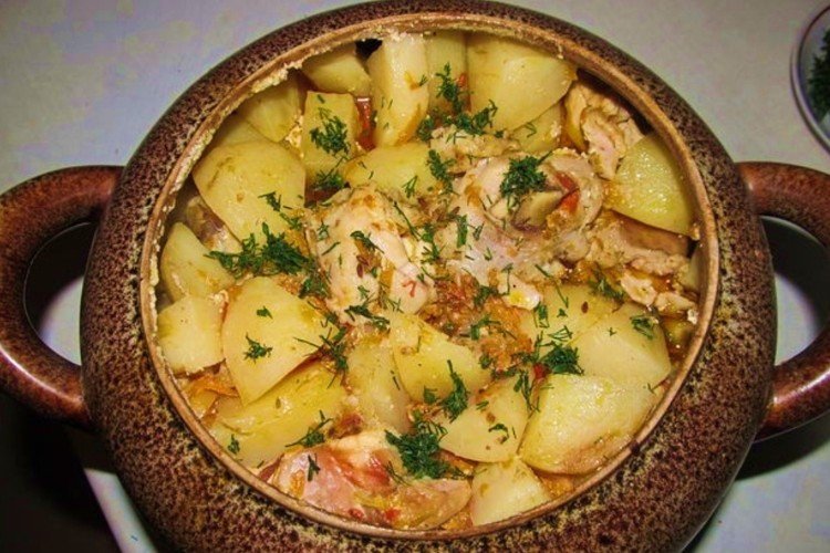 Kartoffeln mit Dosenfleisch in Tontöpfen