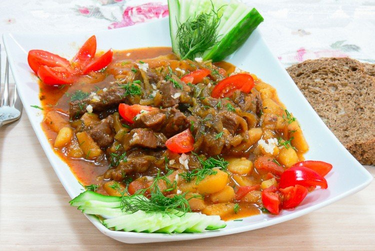 Kartoffeln mit Dosenfleisch und Salzgurken