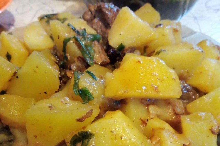 Kartoffeln mit Dosenfleisch und Sauerrahm