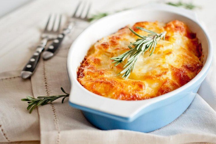 Kartoffeln mit Dosenfleisch unter Käse