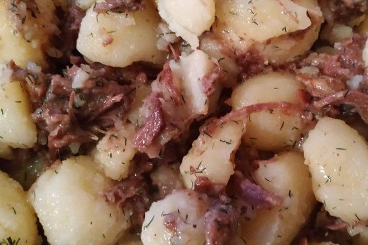 Kartoffeln mit Dosenfleisch und Mayonnaise im Bratschlauch