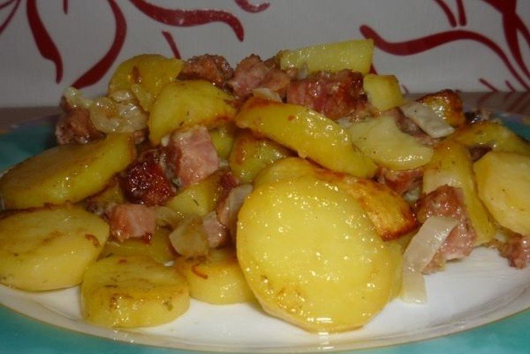 Kartoffeln mit Dosenfleisch und Zucchini