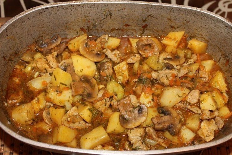 Kartoffeln mit Dosenfleisch und Pilzen