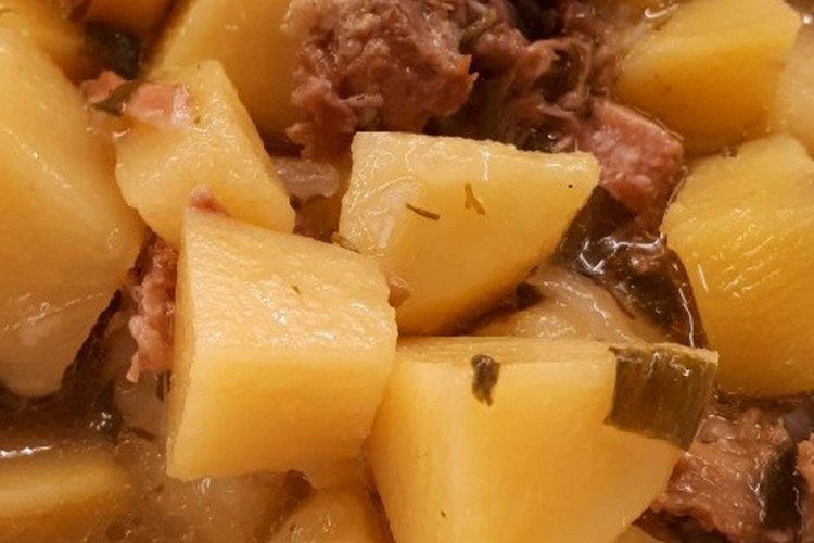 Kartoffeln mit Dosenfleisch und Tomatenmark