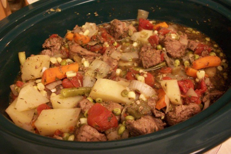 Kartoffeln mit Dosenfleisch und Gemüse
