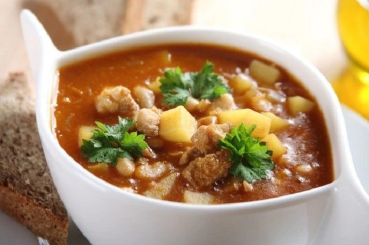 Kartoffeln mit Dosenfleisch und Bohnen