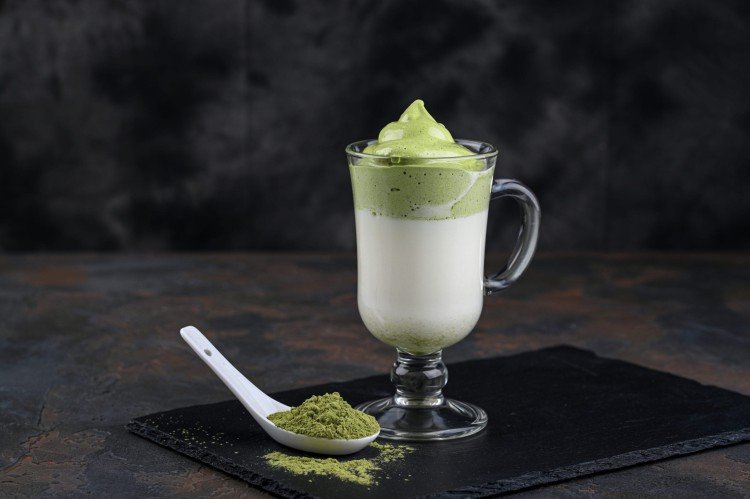 Matcha Latte mit Schlagsahne