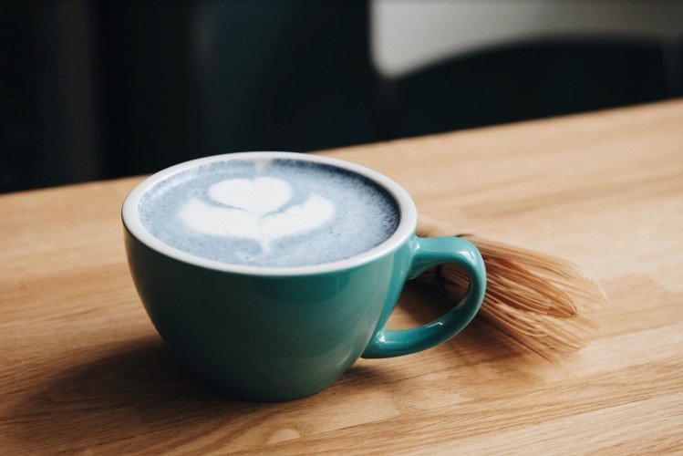 Blauer Matcha Latte