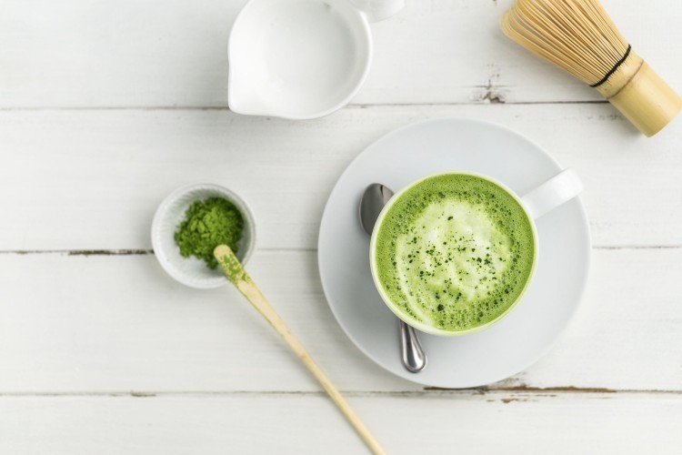 Matcha Latte mit Honig und Hafermilch