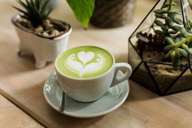 Matcha Latte mit Topinambursirup