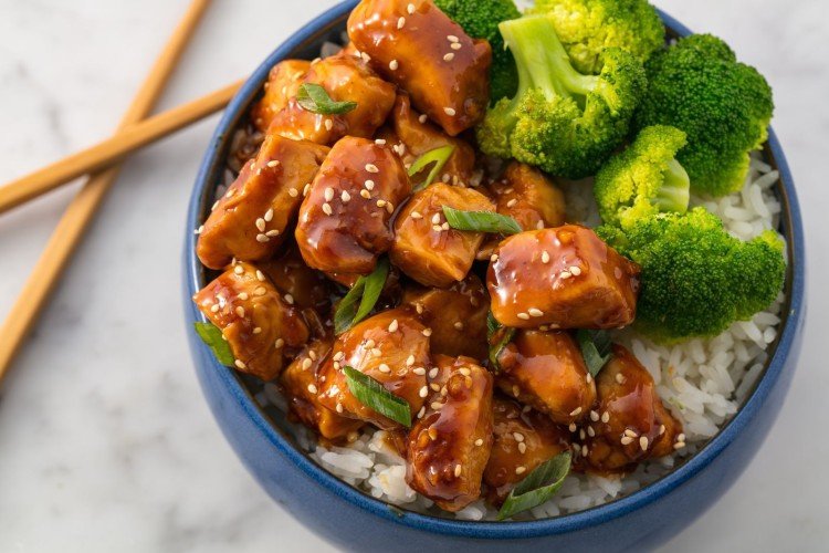 Hähnchen mit Teriyaki-Sauce in der Pfanne