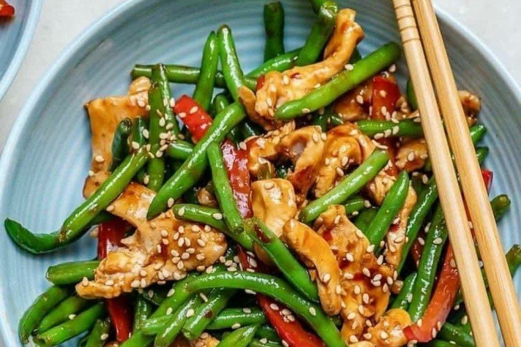 Hähnchen mit grünen Bohnen in Teriyaki-Sauce