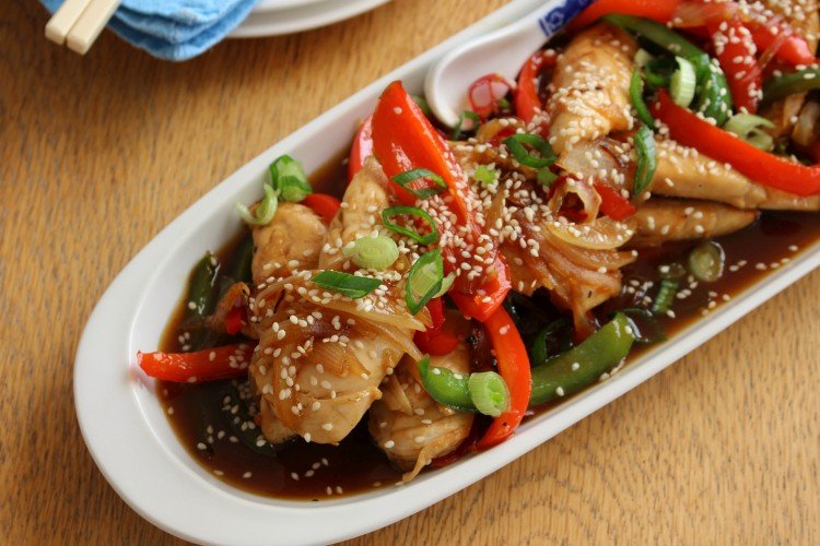 Hähnchen mit Zucchini in Teriyaki-Sauce