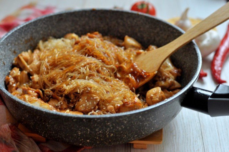 Hähnchen mit Glasnudeln in Teriyaki-Sauce