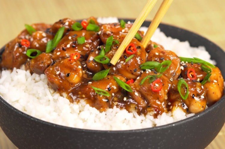 Hähnchen mit Reis in Teriyaki-Sauce