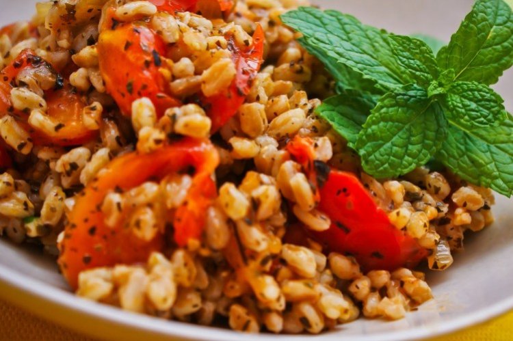 Gerstenbrei mit Tomaten