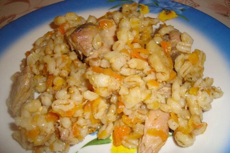 Gerste mit Huhn im Multikocher