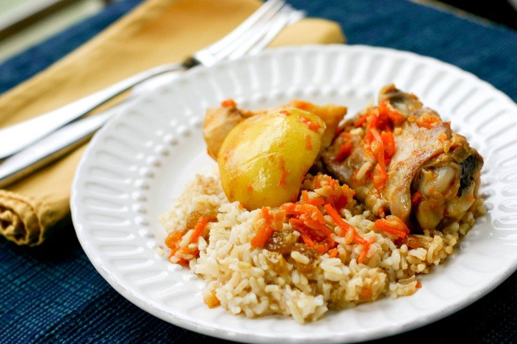 Pilaw mit Huhn und Äpfeln in der Pfanne