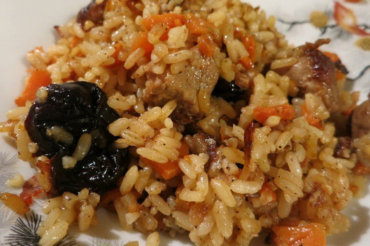 Pilaw mit Huhn und Pflaumen in der Pfanne