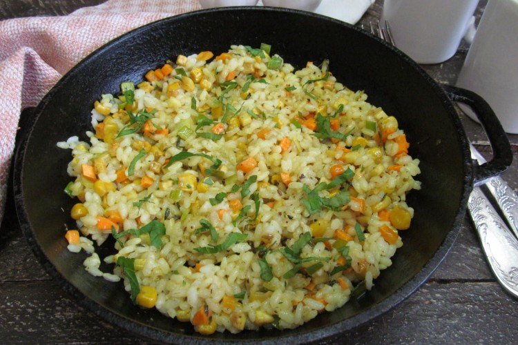 Pilaw mit Huhn und Mais in der Pfanne