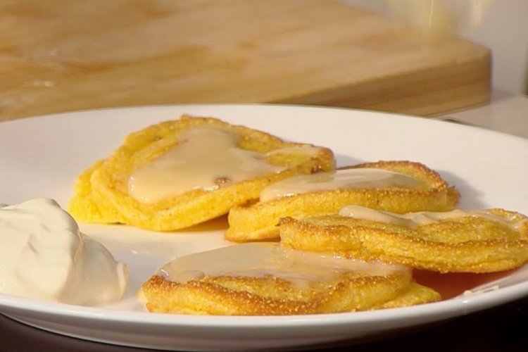 Bananenpfannkuchen mit Maismehl