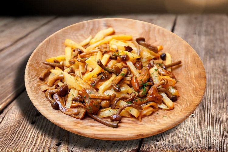 Gebratene Kartoffeln mit Honigpilzen