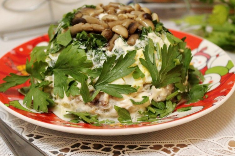 Salat mit gebratenen Honigpilzen
