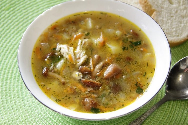 Einfache Suppe mit Honigpilzen