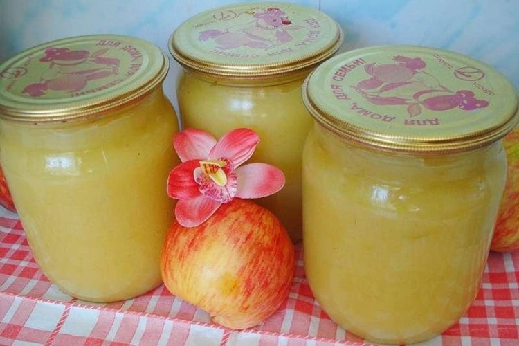 Apfelmus „Nezhenka“ mit Kondensmilch und Vanillezucker