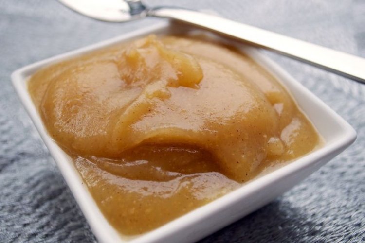 Püree „Nezhenka“ mit Äpfeln, Bananen und Kondensmilch