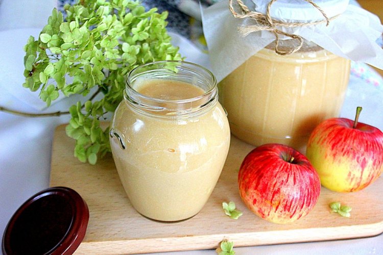 Püree „Nezhenka“ aus Äpfeln mit Schale